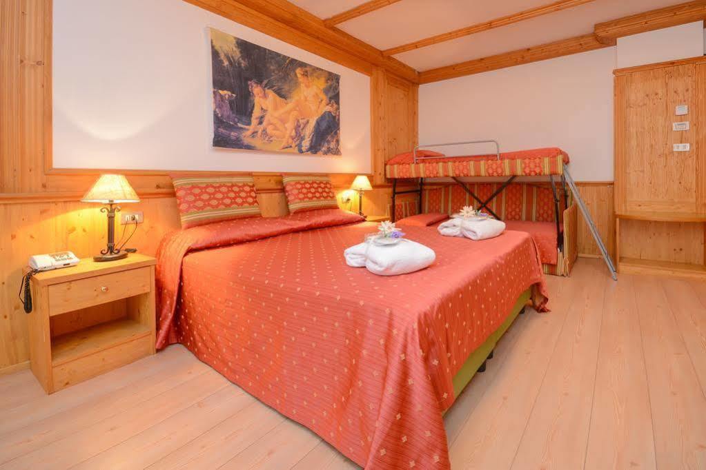 Hotel Corona Pinzolo Exterior foto